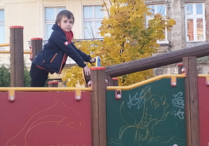 Aktywności nastawione na wszechstronny rozwój dziecka_świetliczaki podczas zabaw na świeżym powietrzu.