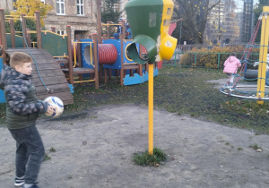 Aktywności nastawione na wszechstronny rozwój dziecka_świetliczaki podczas zabaw na świeżym powietrzu.