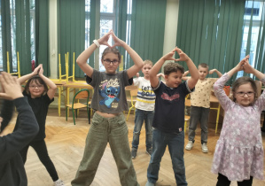 Aktywności nastawione na wszechstronny rozwój dziecka_świetliczaki podczas zabaw ruchowych.