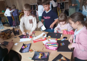 Aktywności nastawione na wszechstronny rozwój dziecka_świetliczaki podczas zabaw kreatywnych.