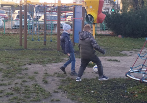 Aktywności nastawione na wszechstronny rozwój dziecka_świetliczaki podczas zabaw na świeżym powietrzu.