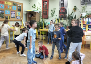 Aktywności nastawione na wszechstronny rozwój dziecka_świetliczaki podczas zabaw ruchowych.