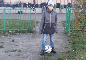 Aktywności nastawione na wszechstronny rozwój dziecka_świetliczaki podczas zabaw na świeżym powietrzu.