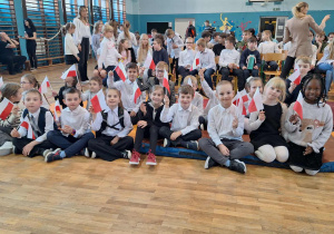 Uroczystość upamiętniająca Narodowe Święto Niepodległości_klasa 1a w oczekiwaniu na uroczystość.