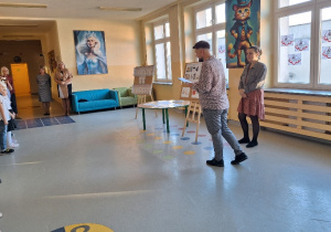 Uroczyste pasowanie pierwszoklasistów na Czytelnika_powitanie gości przez nauczyciela biblioteki, p. Łukasza Gajewskiego.