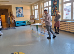 Uroczyste pasowanie pierwszoklasistów na Czytelnika.