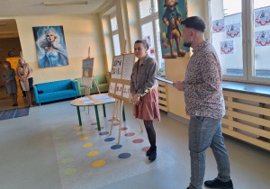 Uroczyste pasowanie pierwszoklasistów na Czytelnika_powitanie gości przez nauczyciela biblioteki, p. Łukasza Gajewskiego.