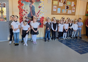 Uroczyste pasowanie pierwszoklasistów na Czytelnika_klasa 1b.