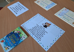 Uroczyste pasowanie pierwszoklasistów na Czytelnika_pamiątkowe dyplomy i zakładki.