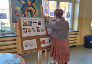 Uroczyste pasowanie pierwszoklasistów na Czytelnika_teleturniej.