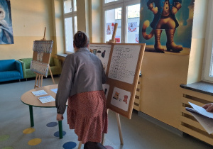 Uroczyste pasowanie pierwszoklasistów na Czytelnika_teleturniej.