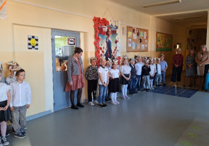 Uroczyste pasowanie pierwszoklasistów na Czytelnika_klasa 1b.