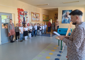 Uroczyste pasowanie pierwszoklasistów na Czytelnika_moment uroczystego przyrzeczenia.