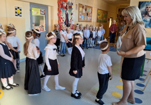 Uroczyste pasowanie pierwszoklasistów na Czytelnika_moment uroczystego pasowania na czytelnika przez Panią Dyrektor Monikę Siedmiogrodzką.