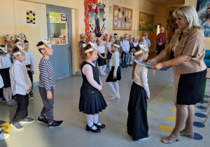 Uroczyste pasowanie pierwszoklasistów na Czytelnika_moment uroczystego pasowania na czytelnika przez Panią Dyrektor Monikę Siedmiogrodzką.