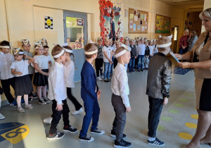 Uroczyste pasowanie pierwszoklasistów na Czytelnika_moment uroczystego pasowania na czytelnika przez Panią Dyrektor Monikę Siedmiogrodzką.