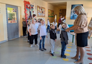 Uroczyste pasowanie pierwszoklasistów na Czytelnika_moment uroczystego pasowania na czytelnika przez Panią Dyrektor Monikę Siedmiogrodzką.