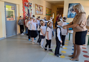 Uroczyste pasowanie pierwszoklasistów na Czytelnika_moment uroczystego pasowania na czytelnika przez Panią Dyrektor Monikę Siedmiogrodzką.