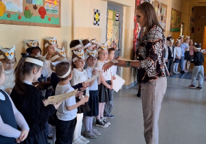 Uroczyste pasowanie pierwszoklasistów na Czytelnika_moment wręczenia pamiątkowych dyplomów i zakładek.