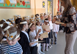 Uroczyste pasowanie pierwszoklasistów na Czytelnika_moment wręczenia pamiątkowych dyplomów i zakładek.