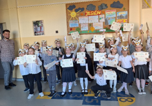 Uroczyste pasowanie pierwszoklasistów na Czytelnika_klasa 1a i pamiątkowe zdjęcie z nauczycielem biblioteki, p. Łukaszem Gajewskim.