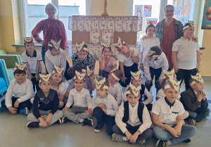 Uroczyste pasowanie pierwszoklasistów na Czytelnika_klasa 1b i pamiątkowe zdjęcie z wychowawczynią, p. Dorotą Będzią i nauczycielem wspomagającym, p. Pauliną Karaban.