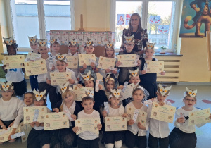 Uroczyste pasowanie pierwszoklasistów na Czytelnika_klasa 1a i pamiątkowe zdjęcie z wychowawczynią, p. Agnieszką Tarajkowską.