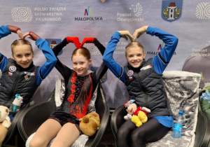 Daryna Sarzhan (po lewo)_21 m-ce i Matylda Drelich (pośrodku)_27 m-ce.