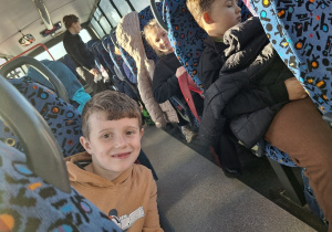 Lekcja przyrody w Sadach Klemensa_klasy: 1a i 1b podczas wycieczki autokarowej.