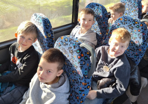 Lekcja przyrody w Sadach Klemensa_klasy: 1a i 1b podczas wycieczki autokarowej.
