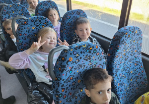 Lekcja przyrody w Sadach Klemensa_klasy: 1a i 1b podczas wycieczki autokarowej.