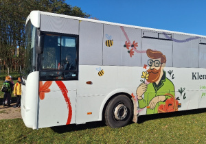 Lekcja przyrody w Sadach Klemensa_autokar "Klemensobus".