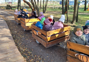 Lekcja przyrody w Sadach Klemensa_pamiątkowe zdjęcie_przejażdżka.