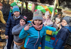 Lekcja przyrody w Sadach Klemensa_pamiątkowe zdjęcie_przejażdżka.