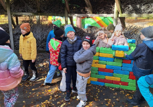Lekcja przyrody w Sadach Klemensa_kreatywne zajęcia z klockami.