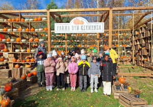 Lekcja przyrody w Sadach Klemensa_pamiątkowe zdjęcie grupowe klasy 1a.