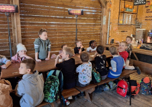 Lekcja przyrody w Sadach Klemensa_klasy: 1a i 1b podczas wspólnej integracji_zagadki i quizy dyniowe.