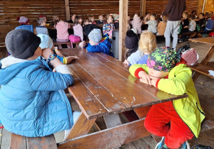 Lekcja przyrody w Sadach Klemensa_klasy: 1a i 1b podczas wspólnej integracji_zagadki i quizy dyniowe.