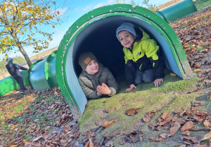 Lekcja przyrody w Sadach Klemensa_klasa 1a podczas zabaw ruchowych na świeżym powietrzu_Kretowisko.