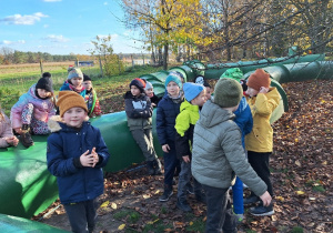 Lekcja przyrody w Sadach Klemensa_klasa 1a podczas zabaw ruchowych na świeżym powietrzu_Kretowisko.