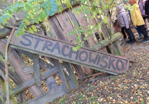 Lekcja przyrody w Sadach Klemensa_klasa 1a podczas zwiedzania Strachowiska.