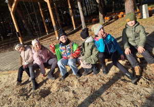 Lekcja przyrody w Sadach Klemensa_klasa 1a w przerwie między aktywnościami ruchowymi.