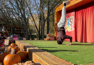 Lekcja przyrody w Sadach Klemensa_klasa 1b podczas zabaw ruchowych na świeżym powietrzu.