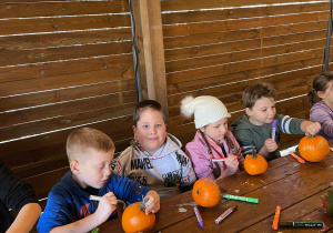 Lekcja przyrody w Sadach Klemensa_klasa 1a i 1b podczas warsztatów dyniowych.
