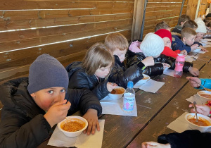 Lekcja przyrody w Sadach Klemensa_klasa 1a i 1b podczas posiłku.