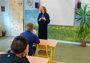 Lekcja praworządności w klasie 8b_radca prawny p. Anita Truszkiewicz.