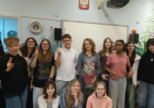 Lekcja praworządności w klasie 8b_pamiątkowe zdjęcie.