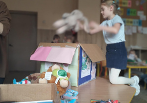 Finał akcji charytatywnej "Dzień Pluszowego Misia"_pakowanie zebranych darów.