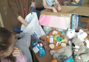 Finał akcji charytatywnej "Dzień Pluszowego Misia"_pakowanie zebranych darów.