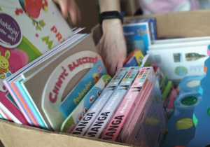 Finał akcji charytatywnej "Dzień Pluszowego Misia"_pakowanie zebranych darów.